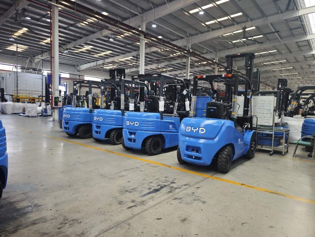 Como o empilhador elétrico de três rodas se adapta à indústr
