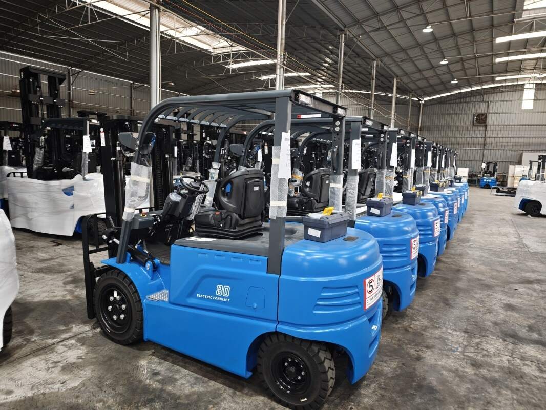 Como o empilhador elétrico de três rodas se adapta à indústr