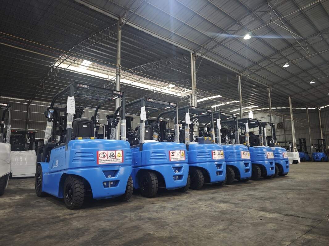 Como o empilhador elétrico de três rodas se adapta à transportadora(Figura2) Como o empilhador elétrico de três rodas se adapta à transportadora(Figura2)